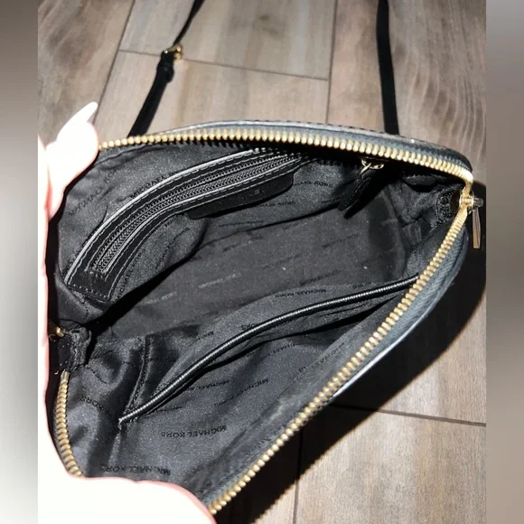I’m selling this Micheal Khors Small Black cross body purse, - Picture 4 of 5